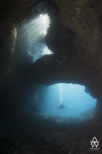"Cap la Houssaye" - Divers exploring the volcanic tunnels... by Allen Walker 